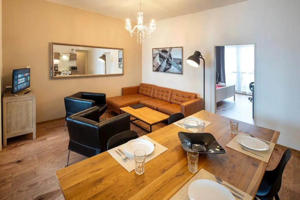 APARTMENT FOUR BEDROOMS TWO BATHROOMS Room, New Town - Apple Apartments, Prague