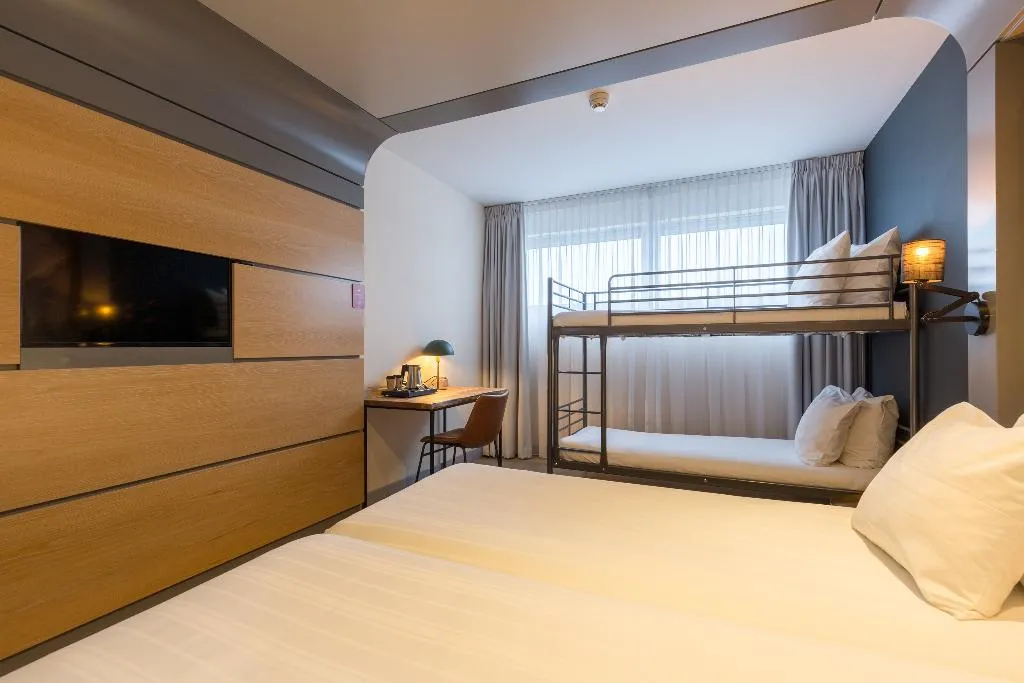 QUADRUPLE COMFORT Room, Leonardo Hotel Almere City Center, Amsterdam