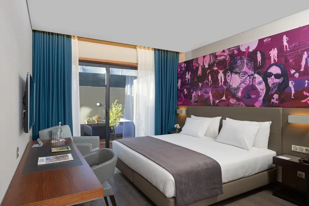Room, Timbre Heroismo, Porto