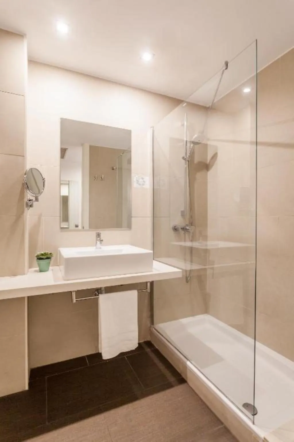 DOUBLE SINGLE USE QUEEN SIZE BED Room, Azz Hotel Tactica, Valencia