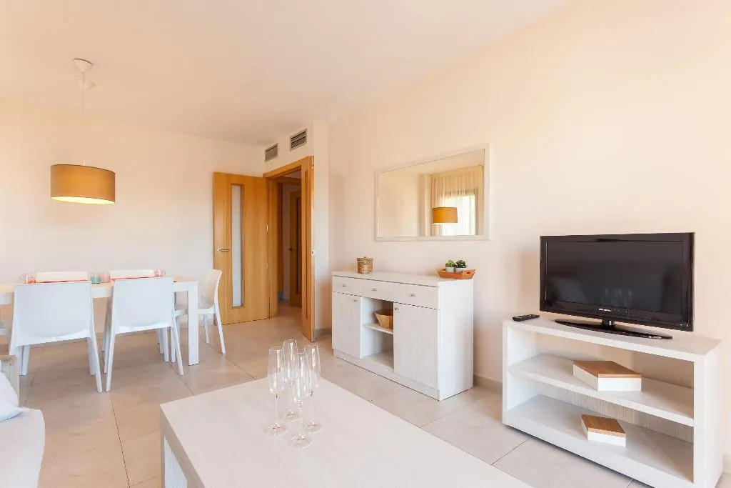 APARTMENT CAPACITY 6 TWO BEDROOMS Room, Pierre & Vacances Salou, Costa Dorada