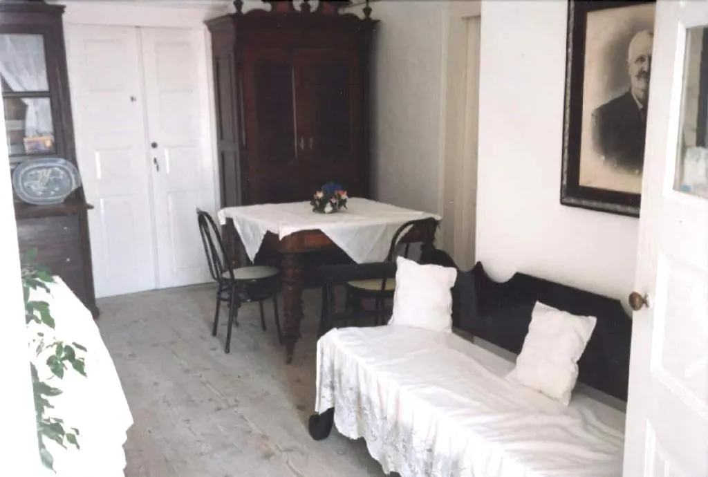 Room, Marcos Rooms, Santorini