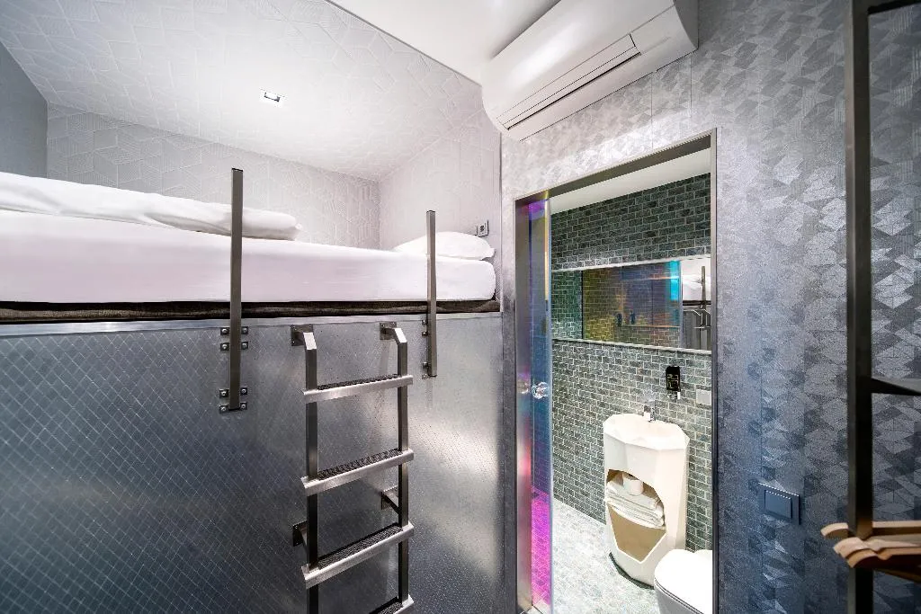 DOUBLE BUNK BED Room, Diamond Capsule Hotel Amsterdam South, Amsterdam