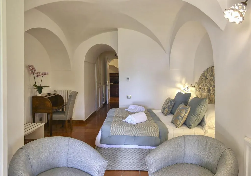 DOUBLE PREMIUM KING BED Room, Hotel Palazzo Confalone, Naples