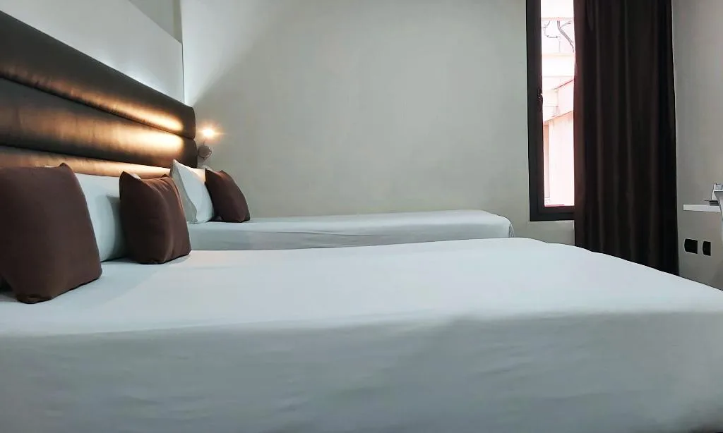 TRIPLE STANDARD Room, Bcn Urbaness Hotels Del COMTE, Barcelona