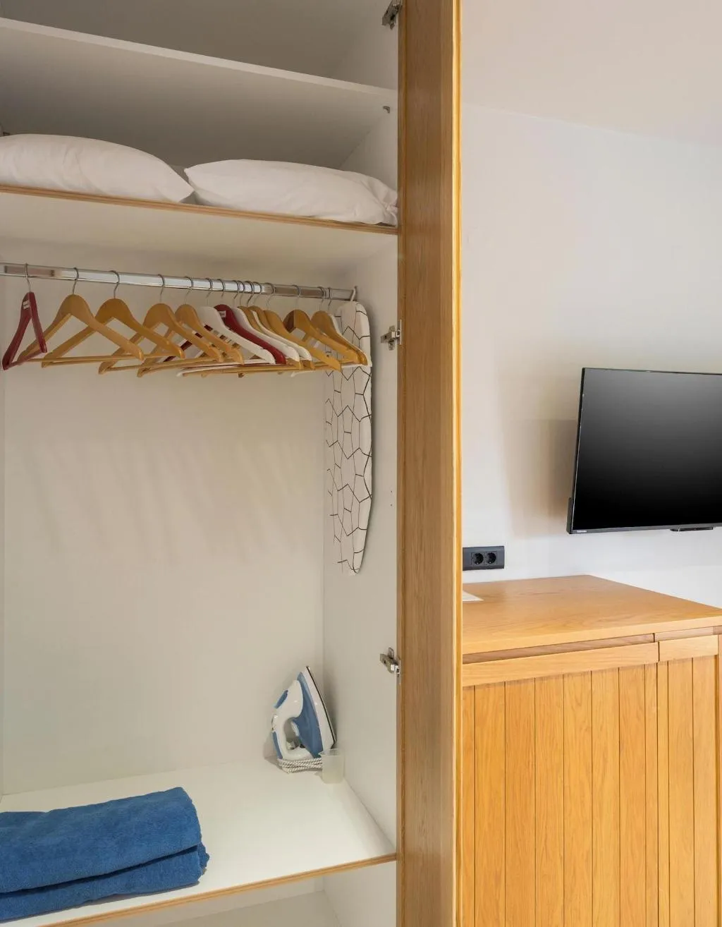 Room, Petritos Rooms And Studios, Crete