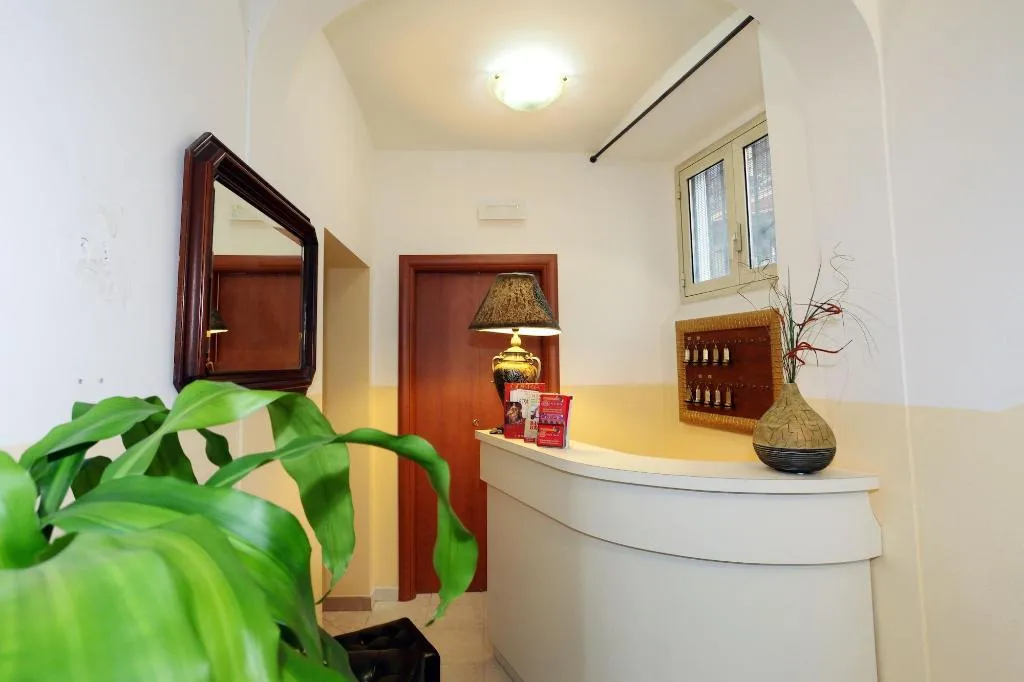 Lobby, Hotel Pisa, Naples