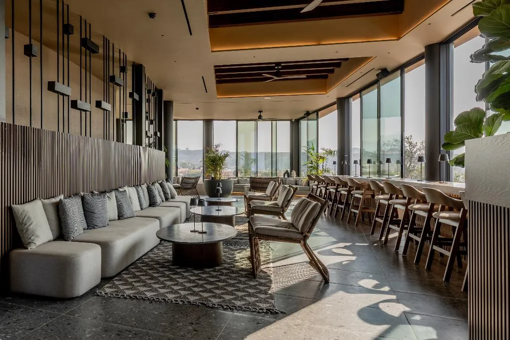 Lobby, Pnoe Breathing Life, Crete