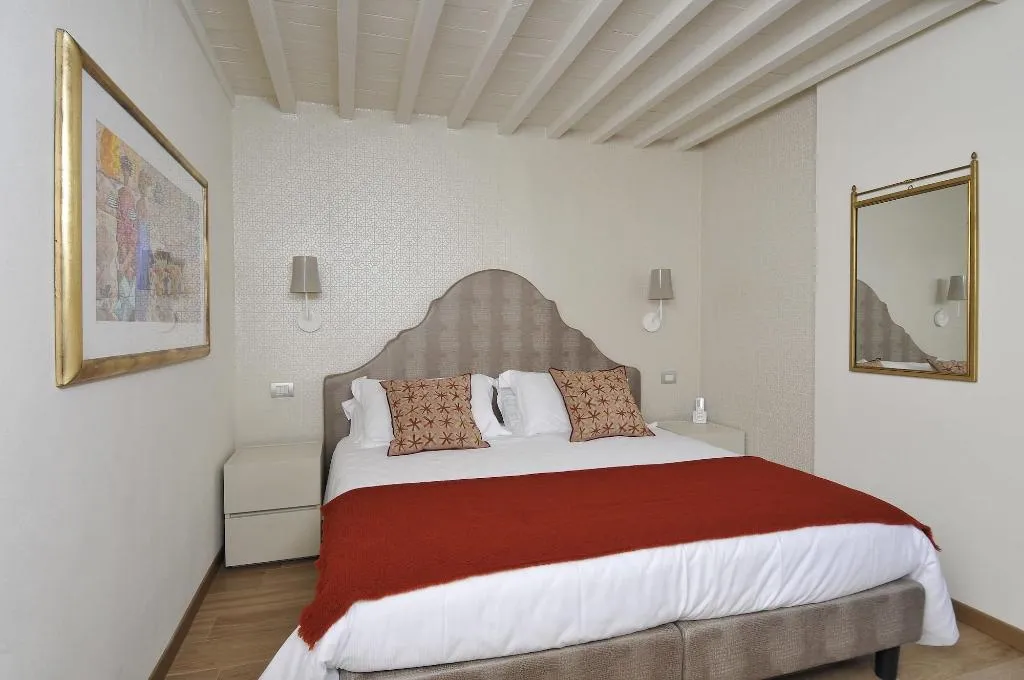 Room, Canto Degli Aranci, Florence