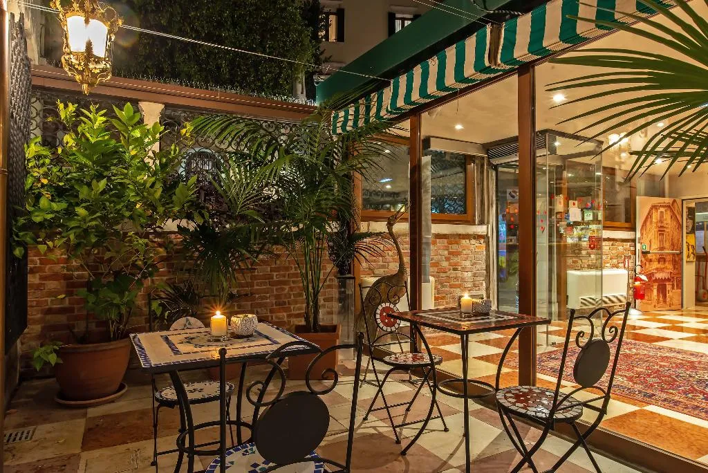 Terrace, La Fenice et des Artistes, Venice
