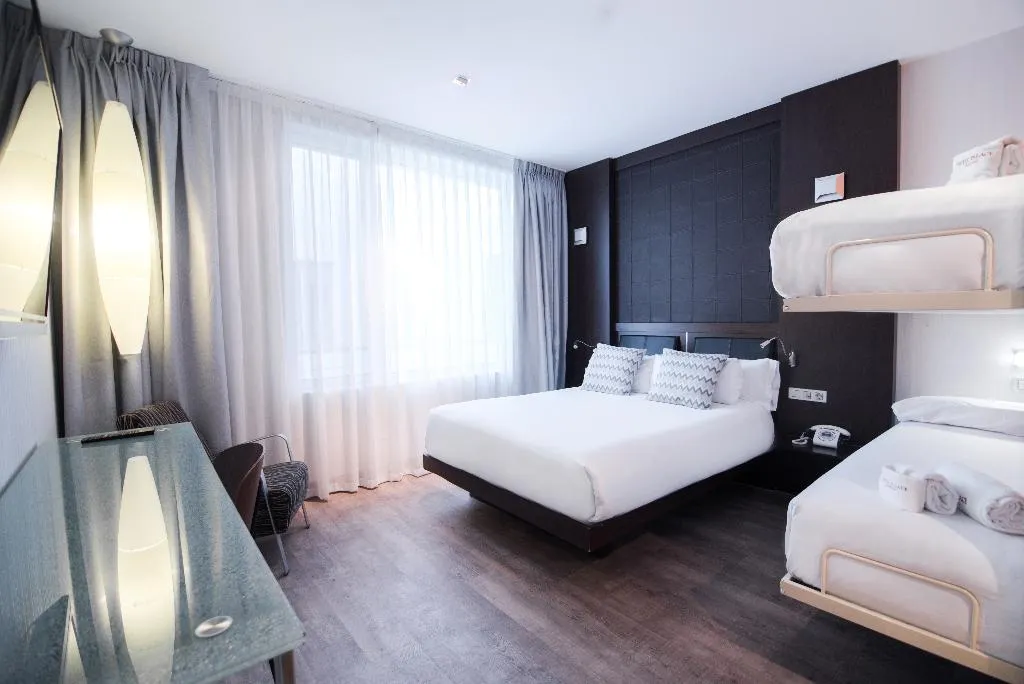 QUADRUPLE STANDARD Room, Petit Palace President Castellana, Madrid
