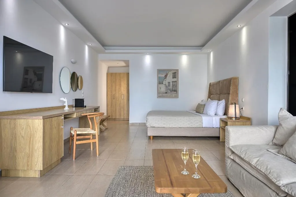SUITE DELUXE WITH PRIVATE POOL Room, splendour hotel and suites, Santorini