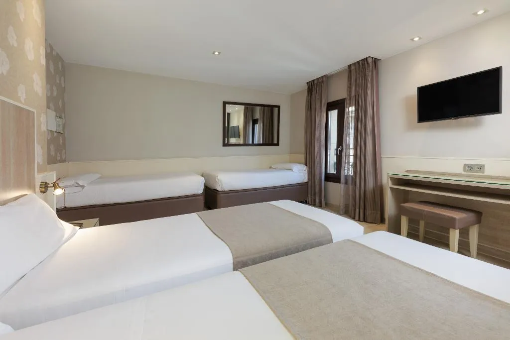 QUADRUPLE STANDARD Room, Santa Marta, Barcelona