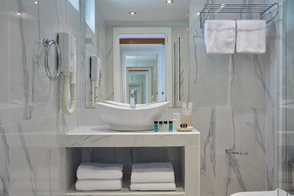 Double or Twin CLASSIC SEA VIEW Room, Xenia Poros Image, Athens