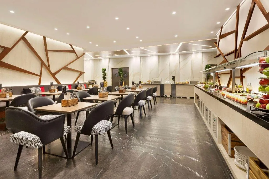 Restaurant, TRYP by Wyndham Dubai, Dubai
