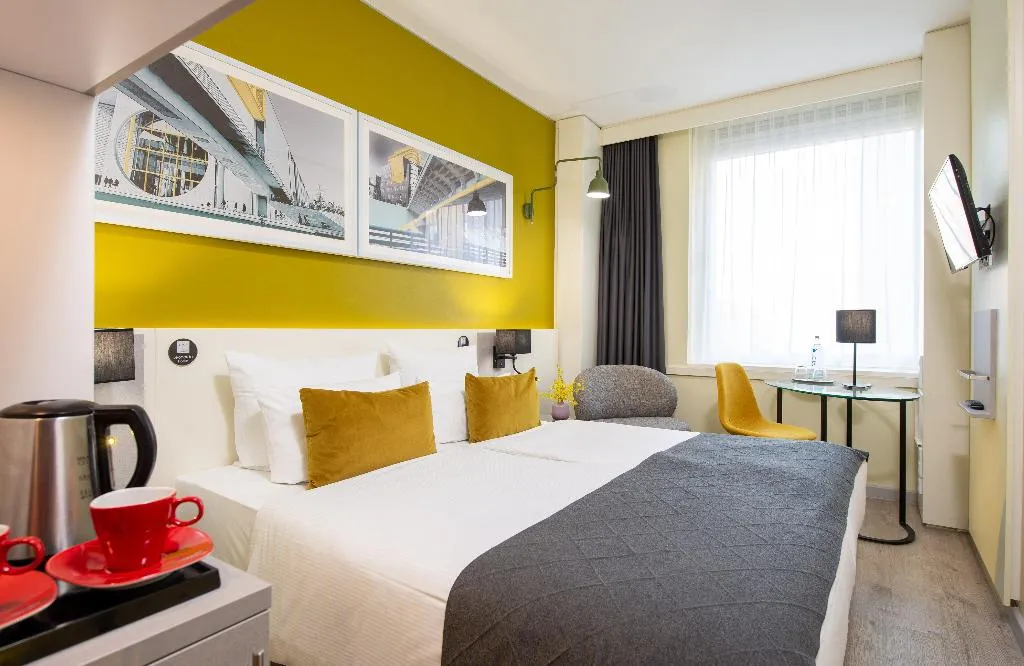 Double or Twin STANDARD Room, Leonardo Hotel Berlin Mitte, Berlin