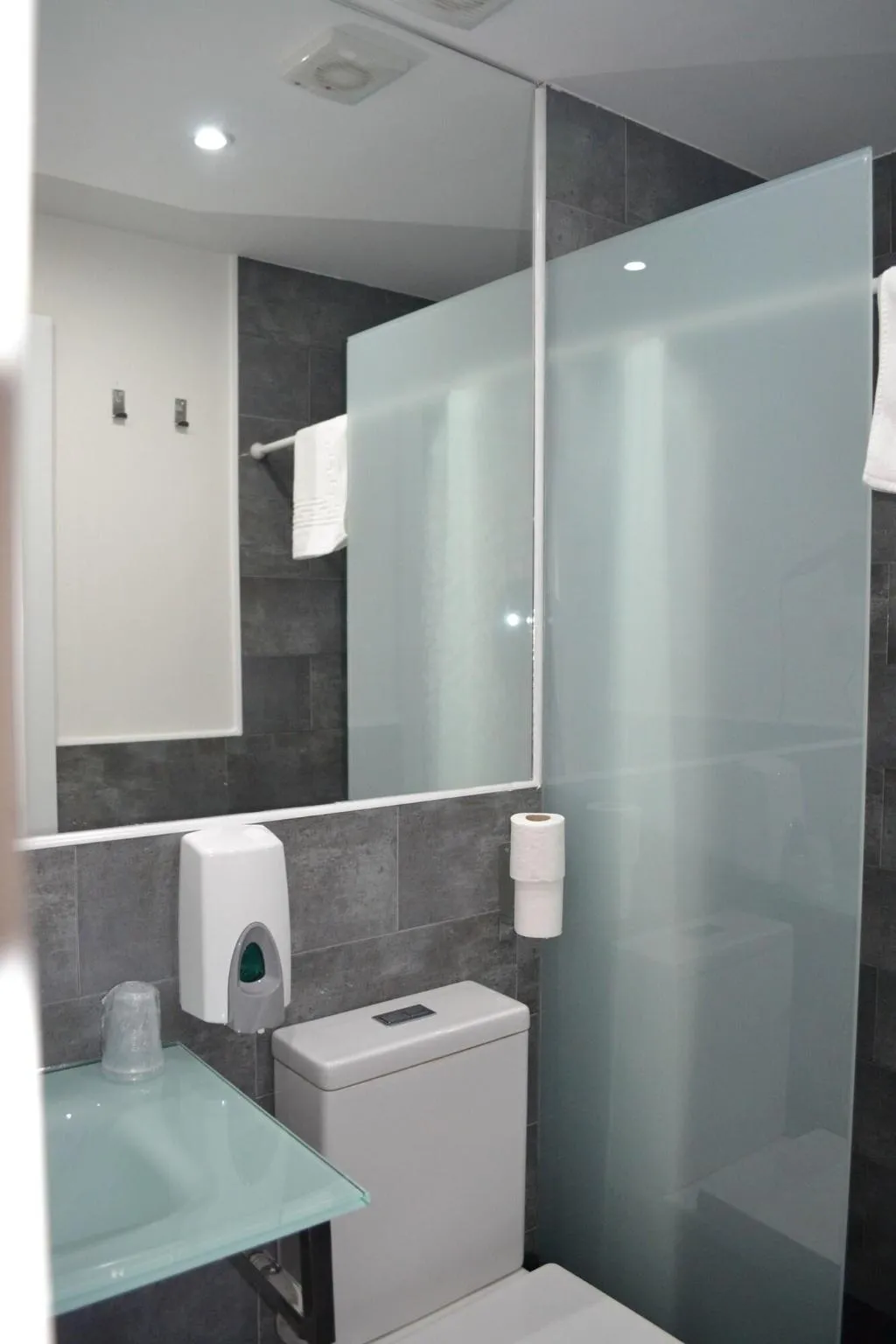 Room, Hostal Meyra, Madrid