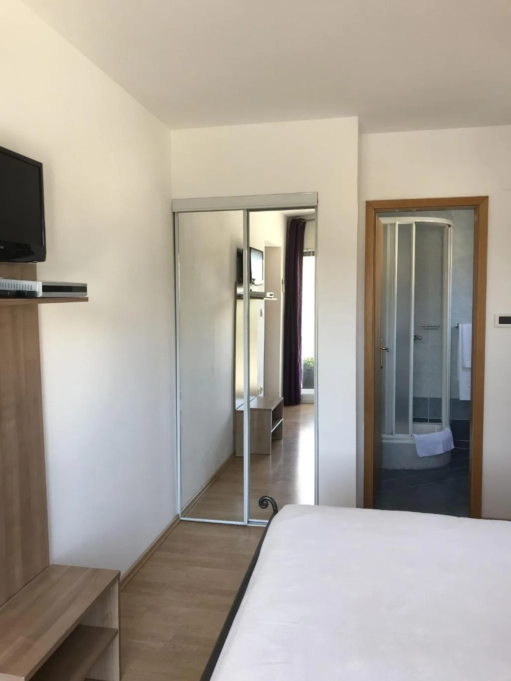 Room, Pink Inn, Split