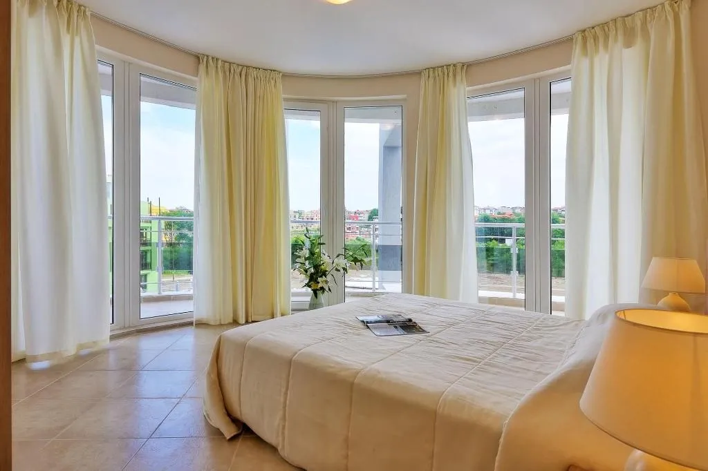 Room, Emberli, Bourgas