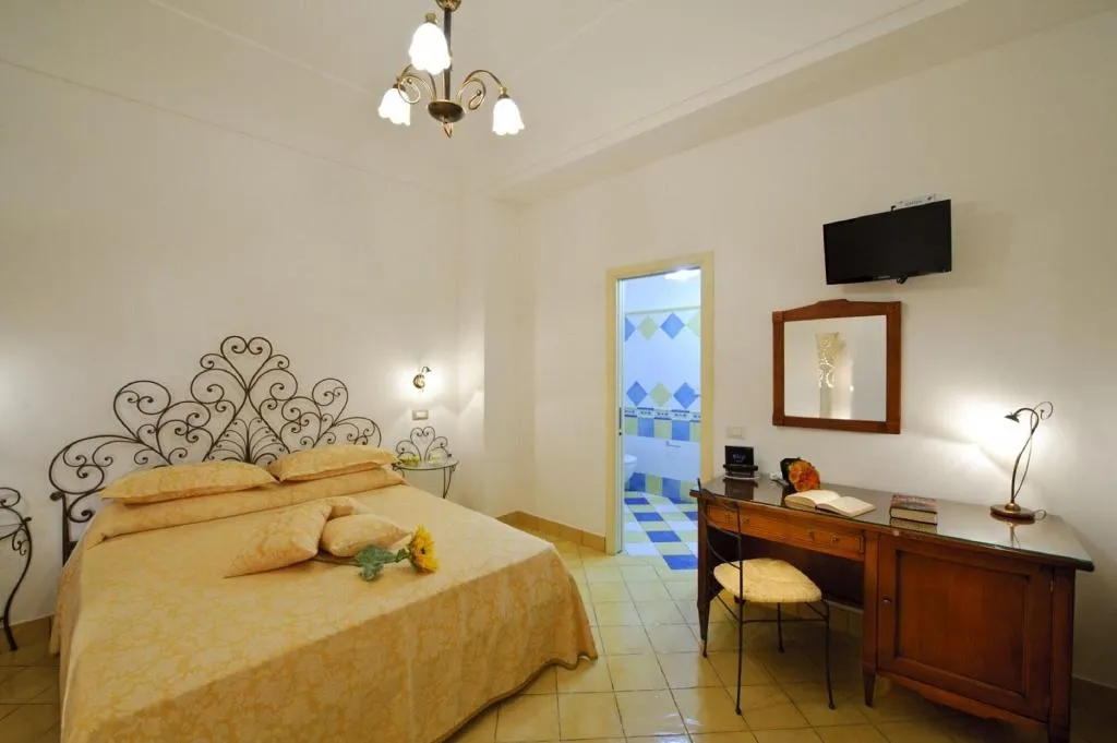 Room, La Sorgente Del Sole, Naples