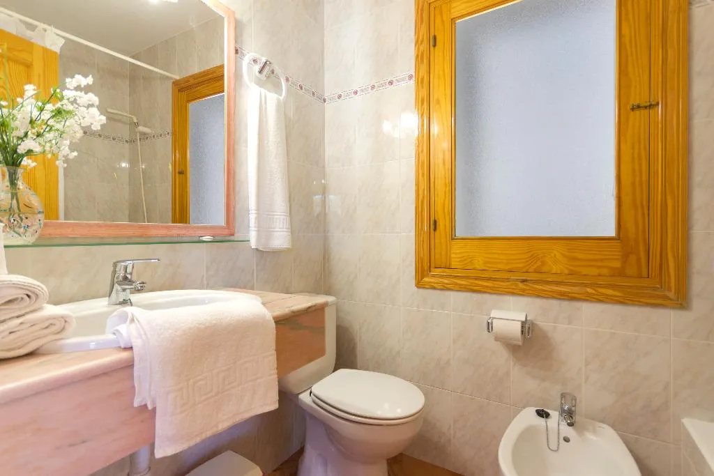 Room, Oliveres I - Ii, Menorca