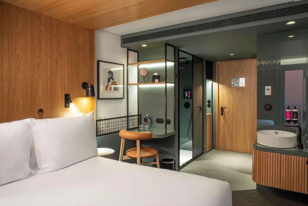 DOUBLE GUEST ROOM KING BED Room, Se Catedral Hotel Porto, Tapestry Collection by Hi, Porto