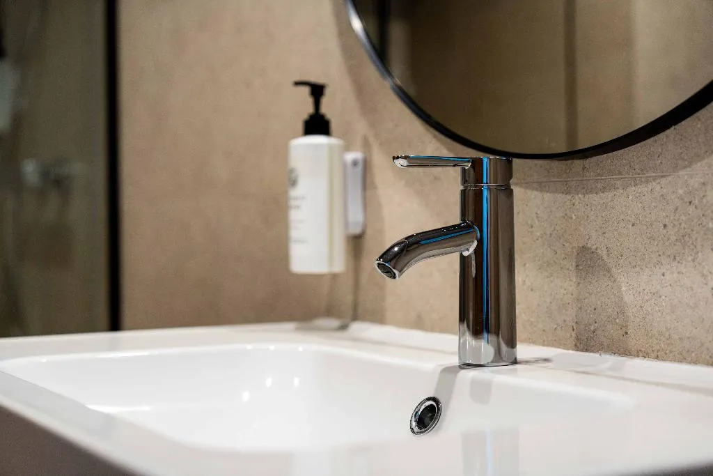 TRIPLE STANDARD Room, easyHotel Valencia Ciutat Vella, Valencia