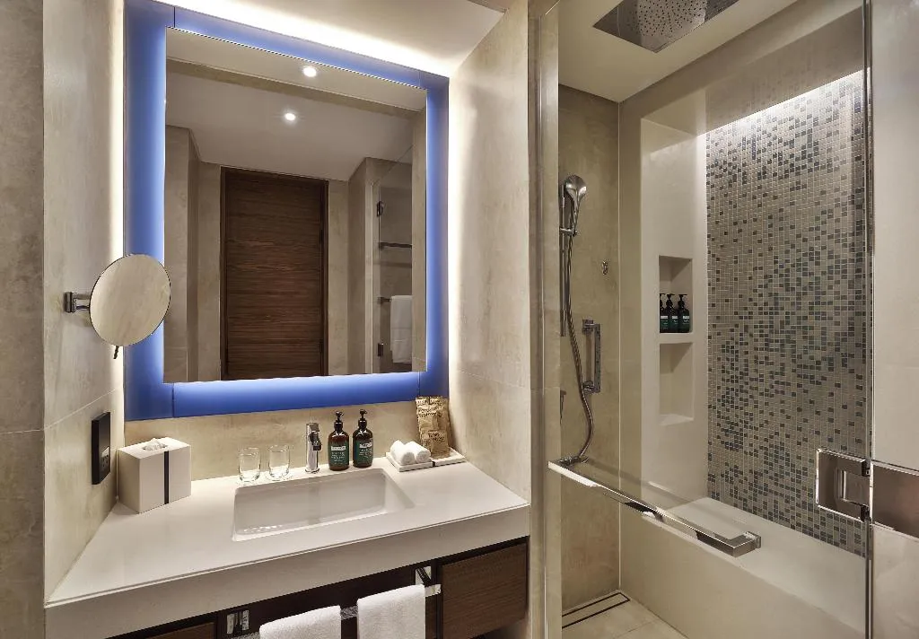 DOUBLE DELUXE KING BED Room, Tumbi Ht Dubai The Palm, Tapestry Collec by Hilton, Dubai