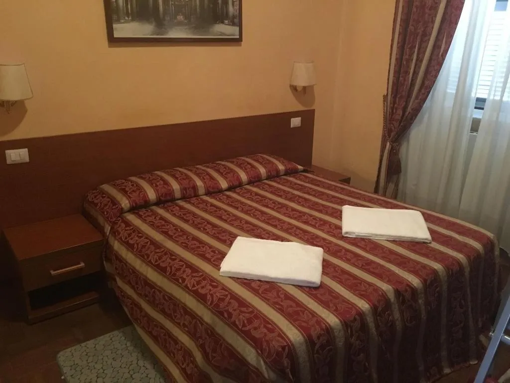 Room, Best Location In Rome, Naples