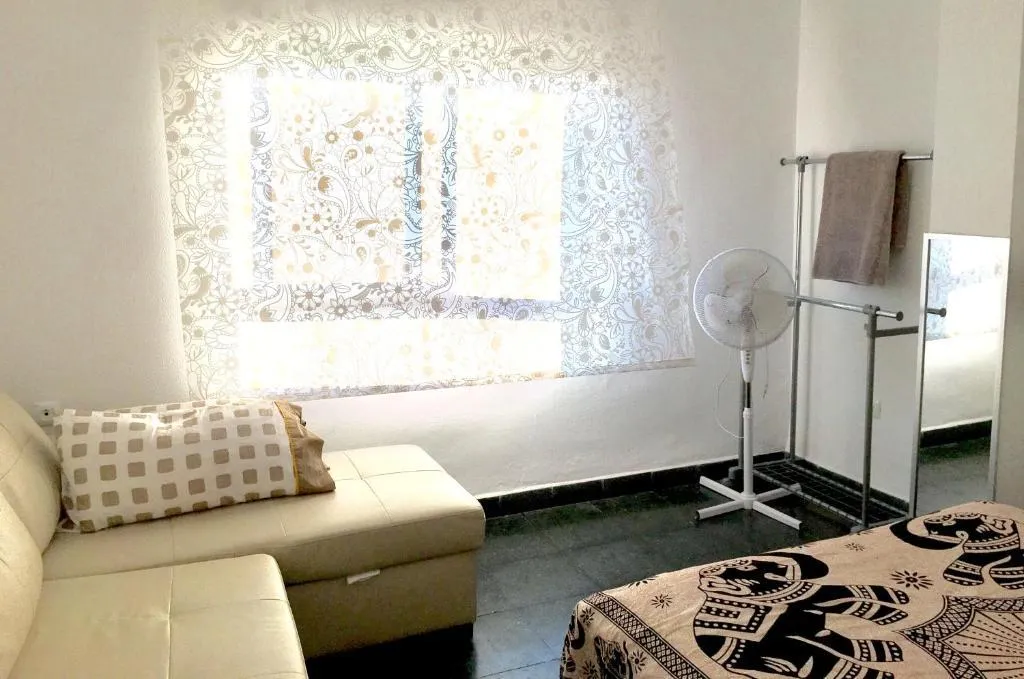 FAMILY ROOM WITH SHARED BATHROOM Room, Guest House Torres De Quart, Valencia