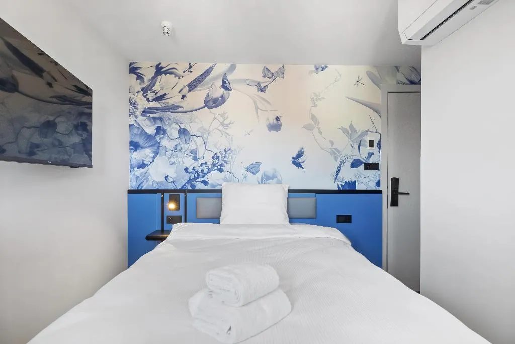 SINGLE STANDARD Room, Dutch Design Hotel Vondelpark, Amsterdam