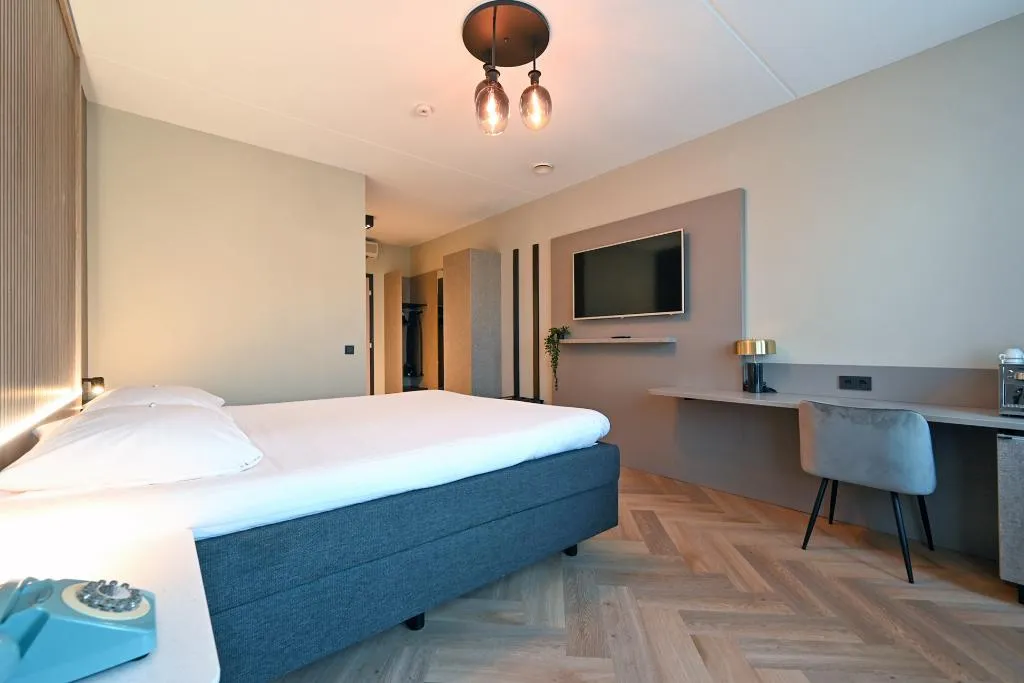DOUBLE SUPERIOR KING BED Room, HOTEL ALKMAAR Bar & Restaurant Meeting & Events, Amsterdam