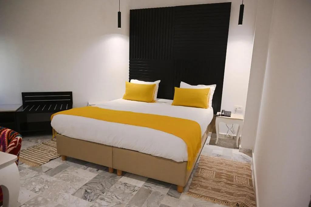 Room, Lac Leman, Tunisia