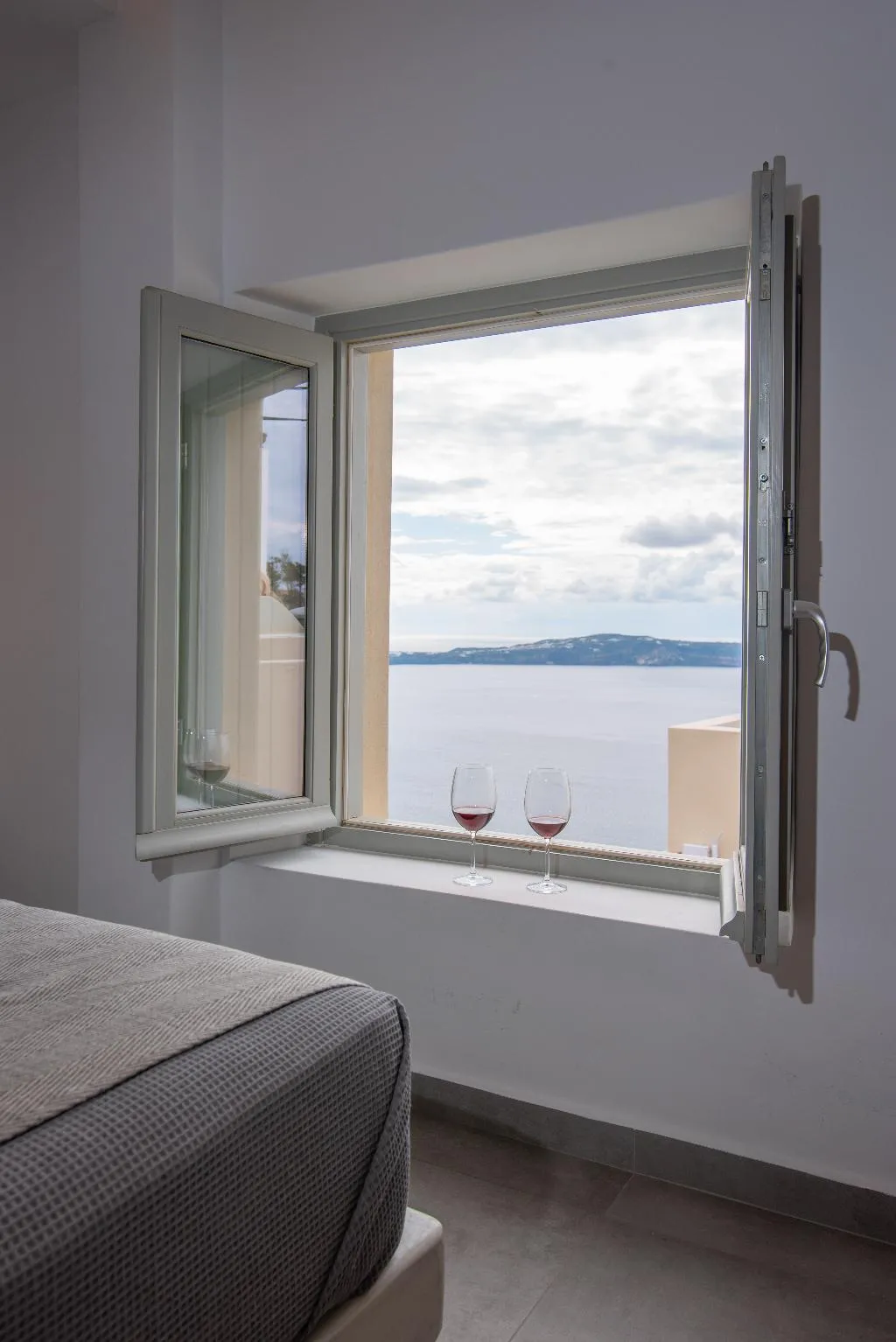 SUITE DELUXE WITH VIEWS Room, Caldera Cliff Illusion Suites, Santorini