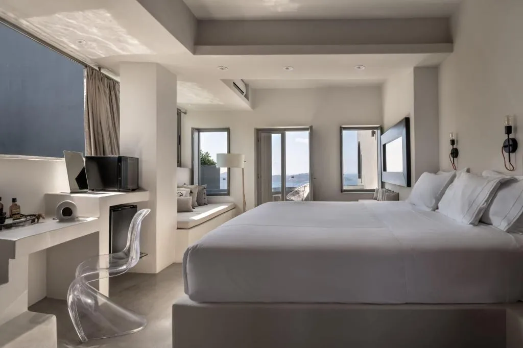 Room, West East Suites, Santorini
