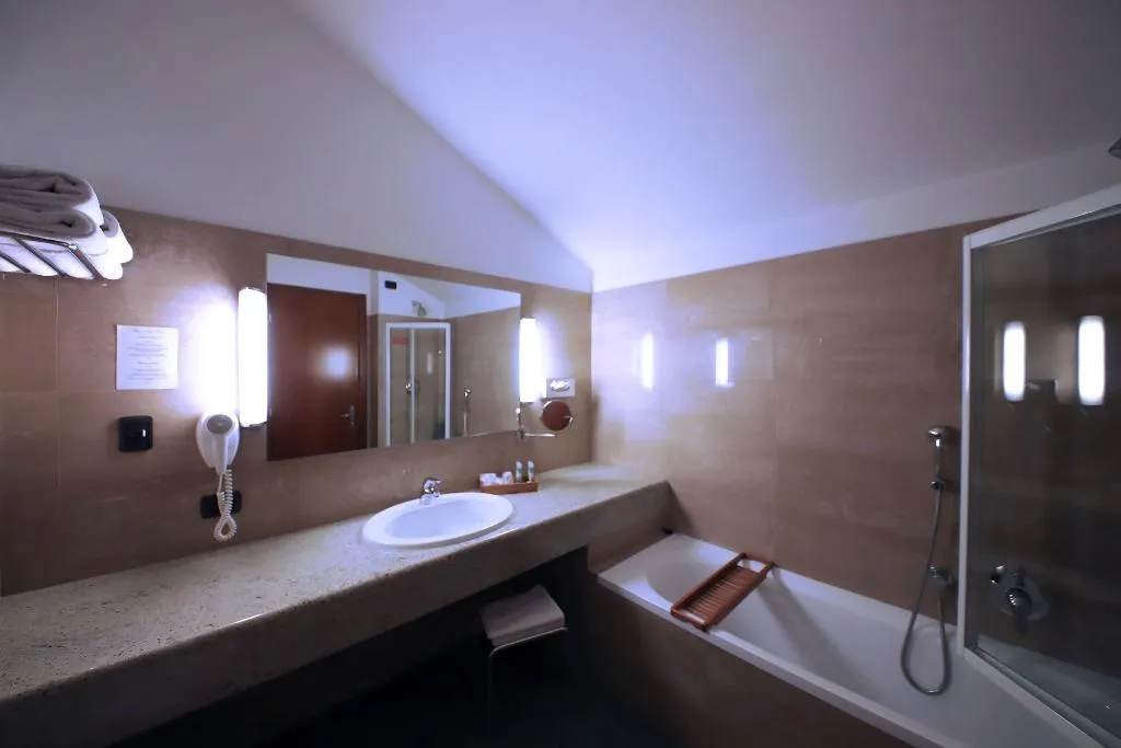 Room, Monica Hotel Fiera, Milan