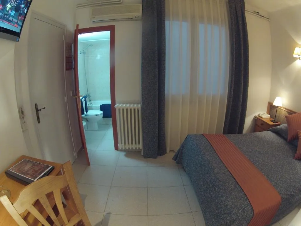 DOUBLE SINGLE USE ONE BED Room, Montserrat, Costa Brava