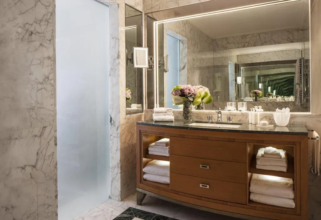 JUNIOR SUITE KING SIZE BED Room, Four Seasons Hotel Milano, Milan