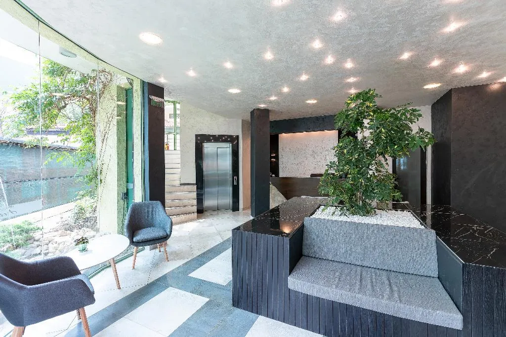 Lobby, Juli, Bourgas