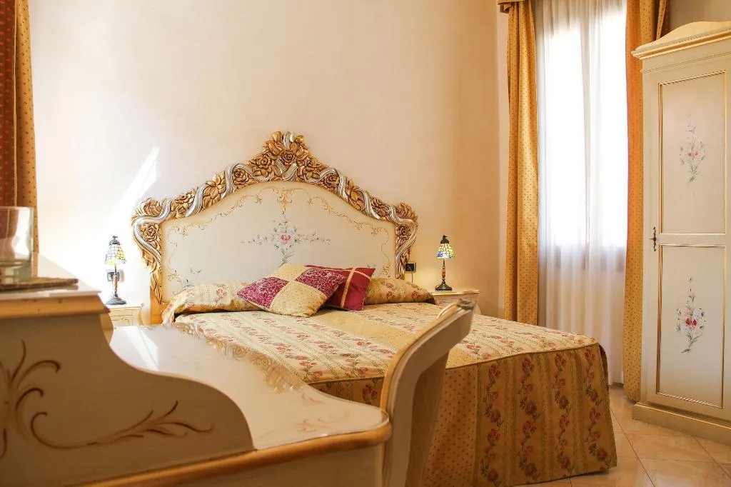Room, Angeles Inn, Venice