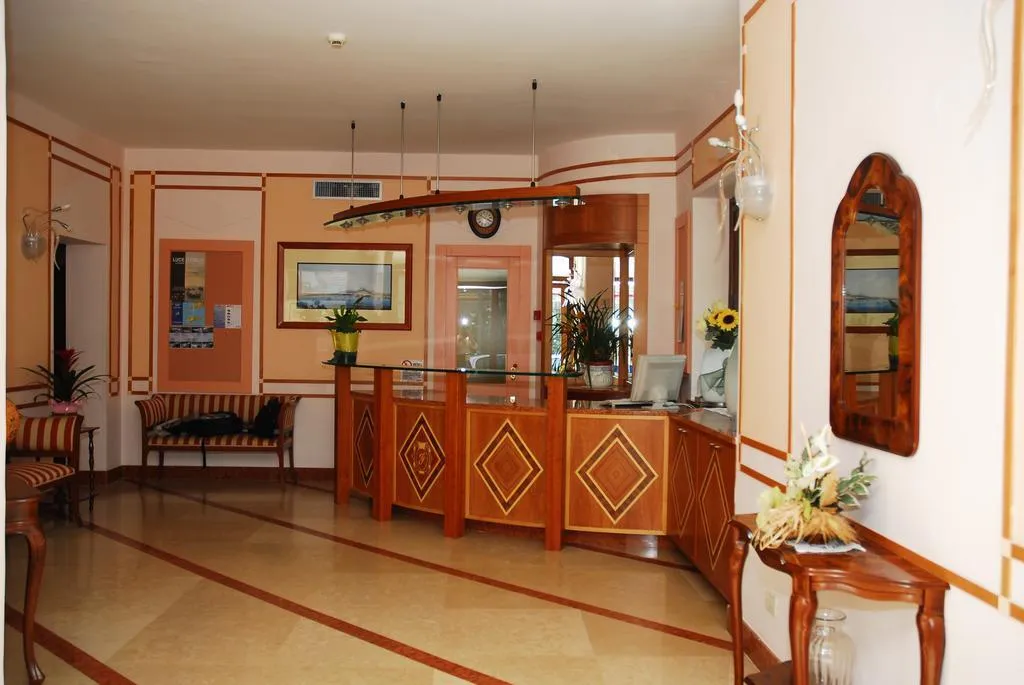 Lobby, Florida, Naples