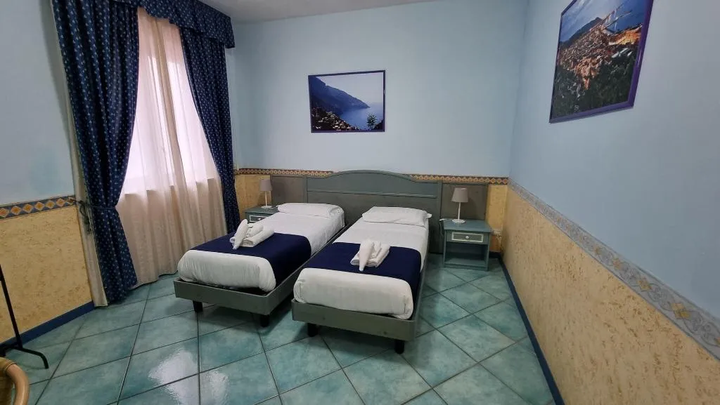 QUADRUPLE KING SIZE BED Room, Hotel Polo Nautico, Naples