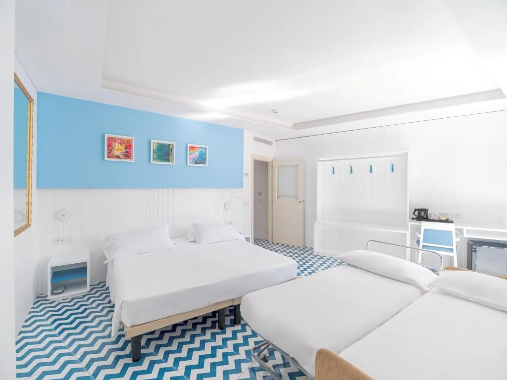 QUADRUPLE KING BED ONE BEDROOM  Room, Hotel Cristina, Naples