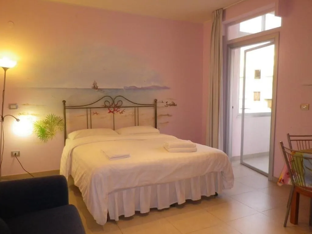 Room, Elisart, Alghero