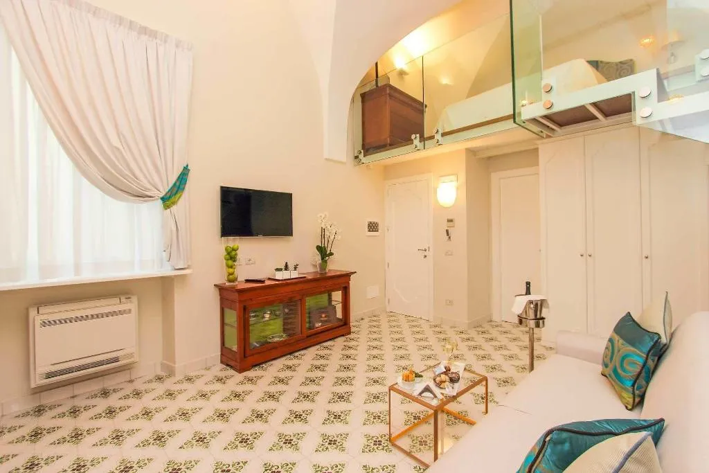Room, Diecisedici, Naples