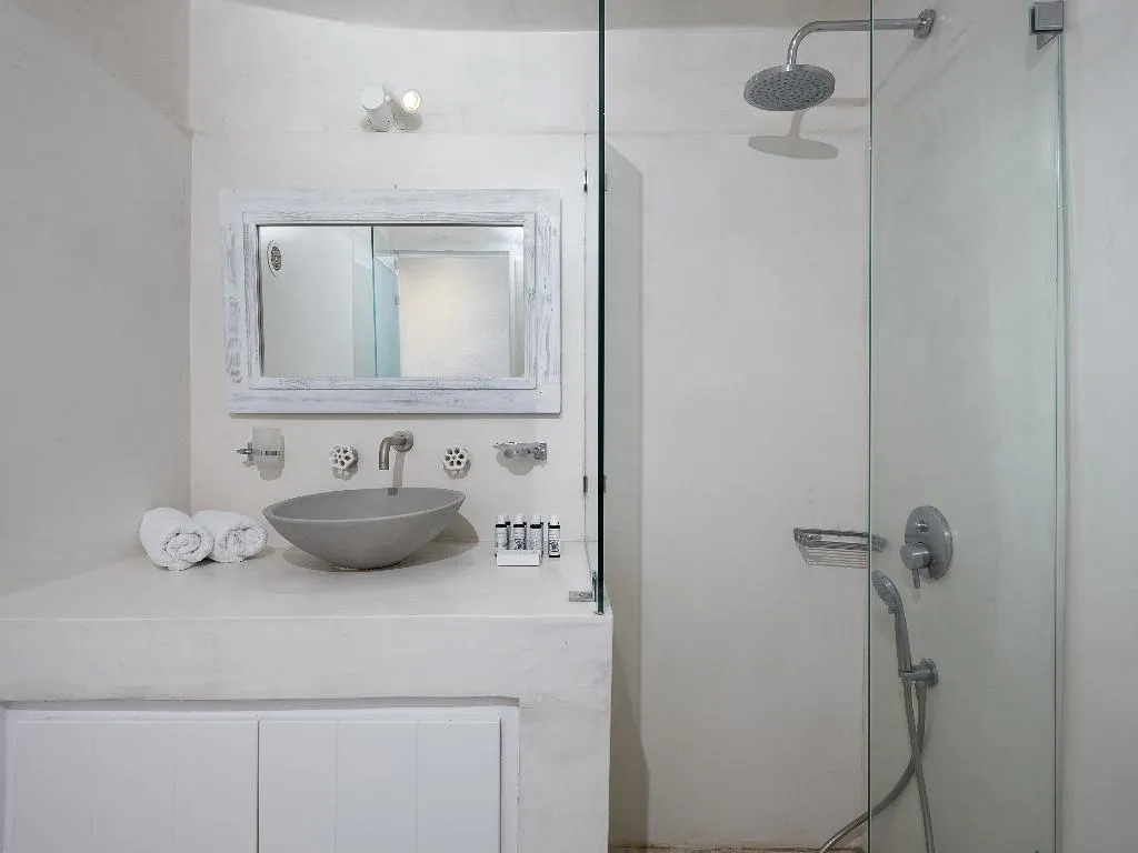 SUITE WITH JACUZZI Room, On The Rocks Hotel, Santorini