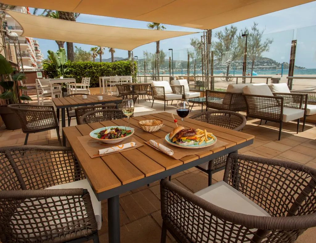 Bar, Hotel Monterrey Roses by Pierre & Vacances, Costa Brava
