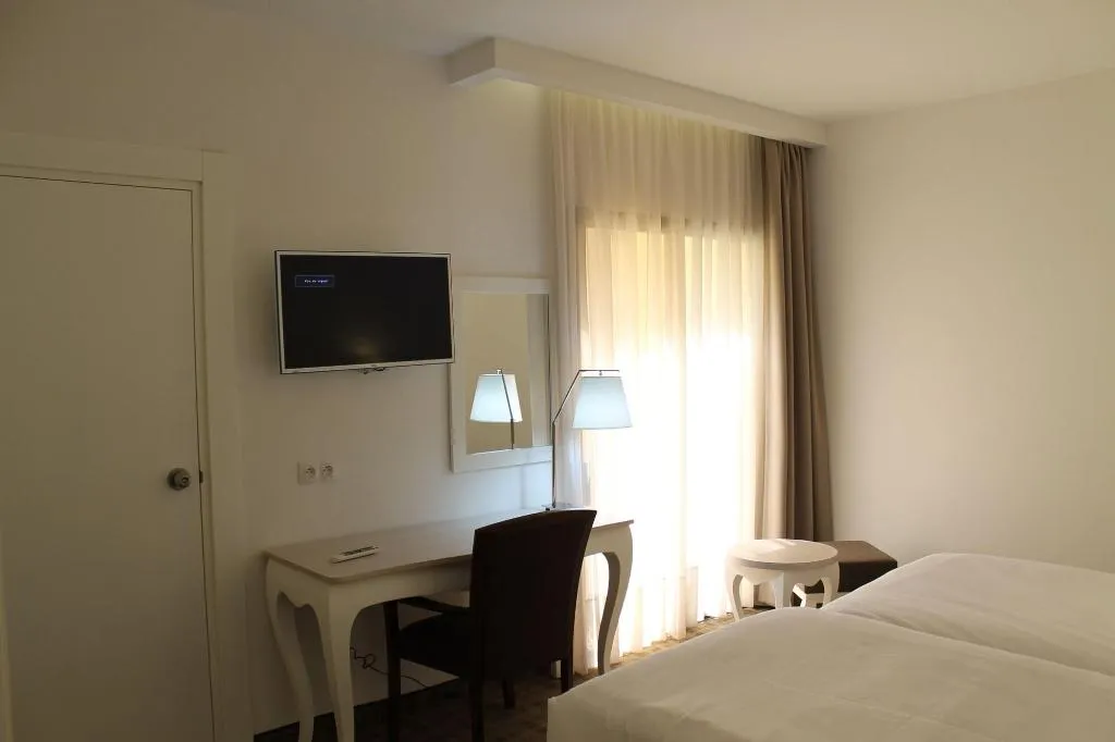 Room, Lac Leman, Tunisia