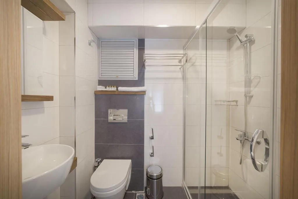 Room, Viva La Vita, Izmir