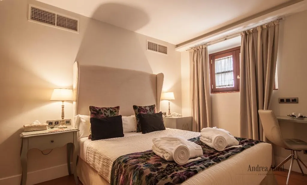 DOUBLE BASIC Room, Palacio Pinello, Seville